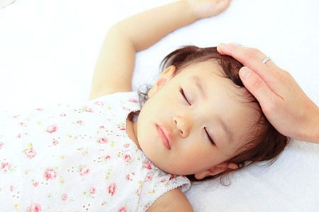 bé ra nhiều mồ hôi khi ngủ có phải do bệnh lý?
