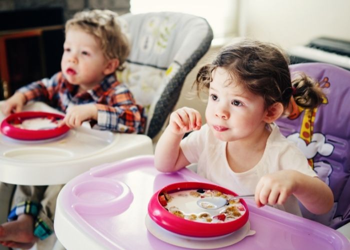  bé 9 tháng lười uống sữa và biếng ăn có thể do bị phân tâm khi ăn như dùng điện thoại hay xem tivi