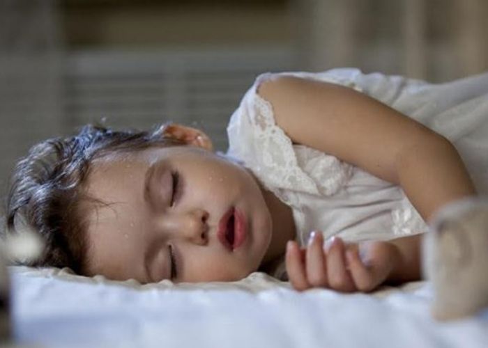 Trẻ 2 tuổi thường bị đổ mồ hôi trộm trong lúc ngủ có phải bệnh không? 