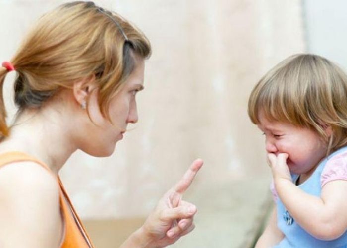 Khi trẻ mắc lỗi, ba mẹ nên nhẹ nhàng khuyên bảo, không nên trách mắng, nặng lời với trẻ 