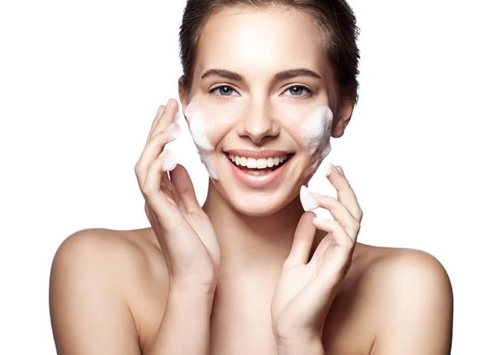 Sử dụng sữa rửa mặt không phù hợp với làn da cũng là nguyên nhân dẫn đến dị ứng sữa rửa mặt 