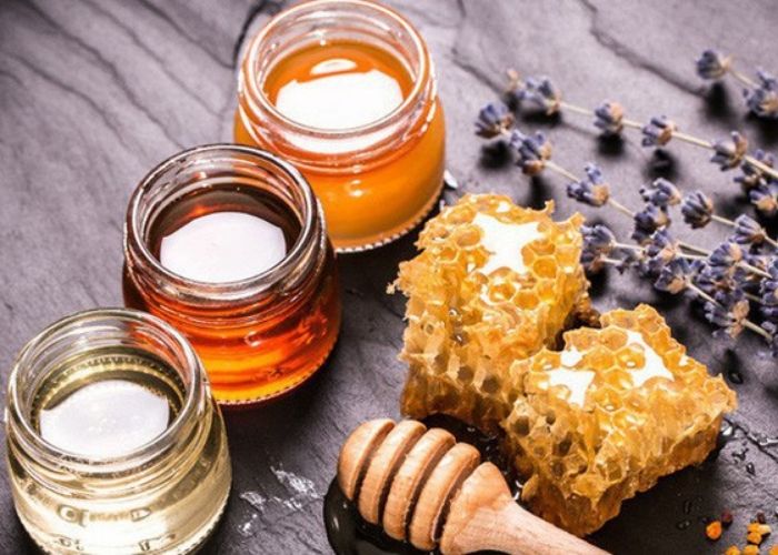 Sử dụng mật ong để giảm nhẹ các triệu chứng do viêm họng thanh quản gây ra 