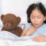 Ho là triệu chứng viêm phế quản ở trẻ phổ biến nhất 