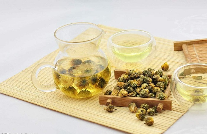 Uống trà hoa cúc có thể giúp giảm mẩn đỏ, dị ứng sau sinh