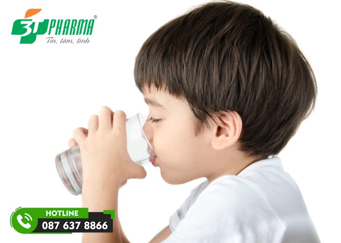 cha mẹ cần cho trẻ uống nhiều nước khi bị ho - 3T Pharma